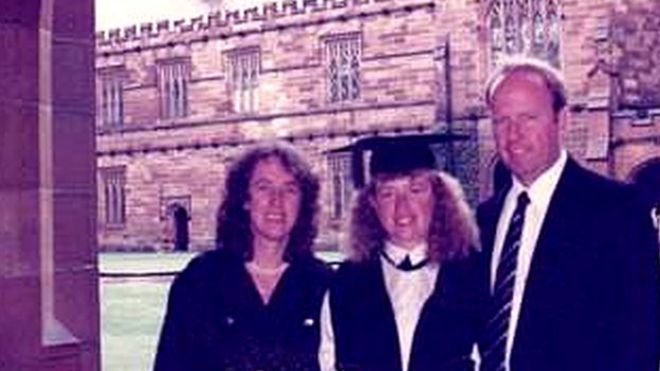 Натали Беннетт с родителями на выпускном в Сиднейском университете