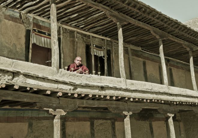 Гьяцолинг Ринпоче в храме в Чанду, Тибет.