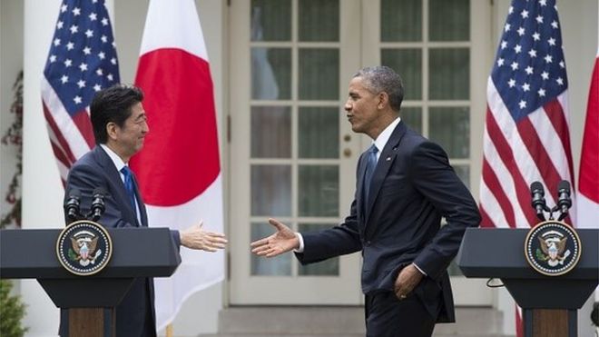 Президент США Барак Обама и премьер-министр Японии Синдзо Абэ проводят совместную пресс-конференцию в Розовом саду Белого дома в Вашингтоне, округ Колумбия, 28 апреля 2015 г.