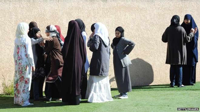 Завуалированные ученики играют на детской площадке в мае 2011 года в частной мусульманской школе Алиф во французском городе Тулуза