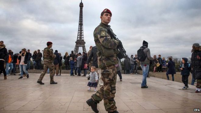 Фотография из архива французского солдата, патрулирующего в Париже в 2014 году