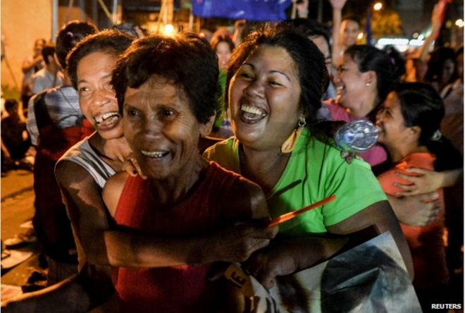 Активисты реагируют после того, как было объявлено, что казнь заключенной-смертницы Мэри Джейн Велозо была отложена во время бдения возле посольства Индонезии в Макати, Филиппины 29 апреля 2015 года