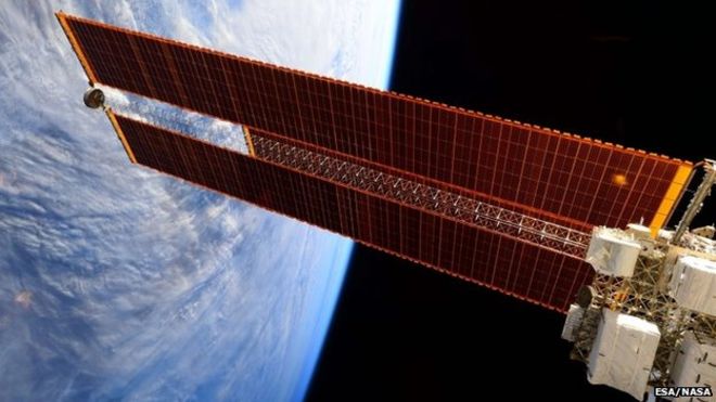 На снимке, опубликованном 14 апреля 2015 года ESA / NASA, показаны гигантские солнечные батареи на Международной космической станции, сфотографированные 12 февраля 2015 года бортинженером Expedition 43 Самантой Кристофоретти из Европейского космического агентства (ESA).