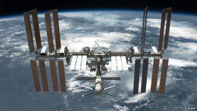 Международная космическая станция МКС видна на орбите над планетой Земля после отстыковки от корабля "Космический челнок" на этом снимке, предоставленном НАСА 29 мая 2011 года.