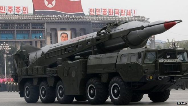 Ракеты на грузовике пробиваются через массовый военный парад в Северной Корее в 2010 году