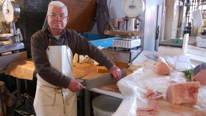 Торговец рыбой Сальваторе, 87 лет, в Катании, Сицилия - апрель 2015 года
