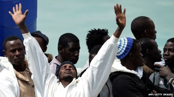 Спасенные мигранты высаживаются у итальянского судна Guardia Costiera Fiorillo в сицилийской гавани Катании 24 апреля 2015 года.