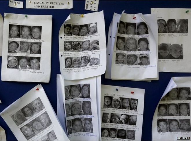 Фотографии выживших после землетрясения отображаются на доске объявлений внутри армейского госпиталя в Катманду