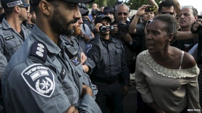 Протестующий, который является израильским евреем эфиопского происхождения, кричит на полицейского во время демонстрации в Тель-Авиве 3 мая 2015 года.