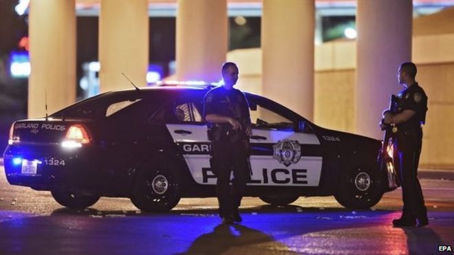 Полиция блокирует улицу на выставке и конкурсе произведений искусства Мухаммеда в Центре Кертиса Калвелла в Гарленде, штат Техас (3 апреля 2015 г.)