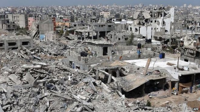 Heavily damaged buildings in the eastern Gaza City district of Shejaiya (15 April 2015)