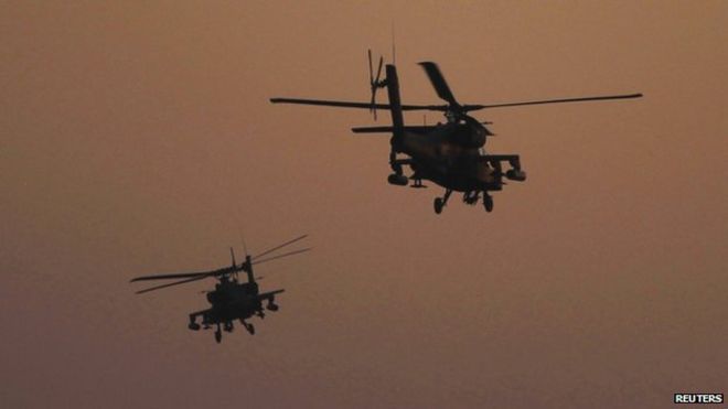 Вертолеты Apache, летящие в сумерках