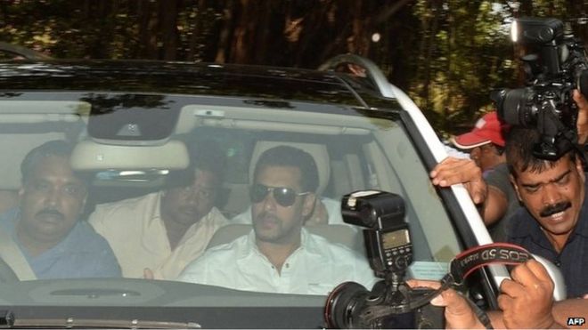 Индийский болливудский киноактер Салман Хан (C) прибывает на машине, чтобы появиться на сессионном суде в Мумбаи 6 мая 2015 года