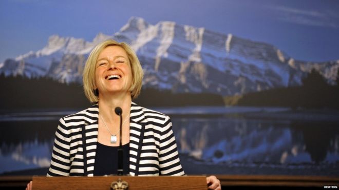Лидер Новой демократической партии Альберты (НДП) Рэйчел Нотли выступает на своей первой пресс-конференции в качестве премьер-министра в Эдмонтоне 6 мая 2015 года