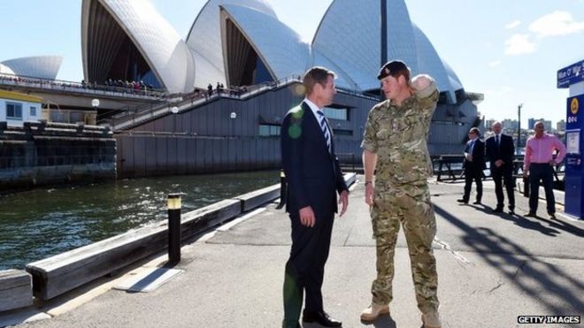 Премьер-министр NSW Майк Бэйрд и принц Гарри перед Сиднейским оперным театром