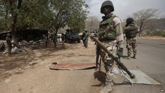 Нигерийские солдаты управляют контрольно-пропускным пунктом в Гвоузе, Нигерия, городе, недавно освобожденном от Боко Харам
