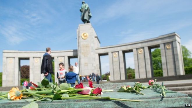 Цветы возложены к Мемориалу советских войск в берлинском районе Тиргартен 8 мая 2015 года