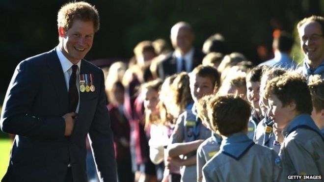 Принц Гарри встречает местных школьников во время приветственной церемонии в Доме правительства