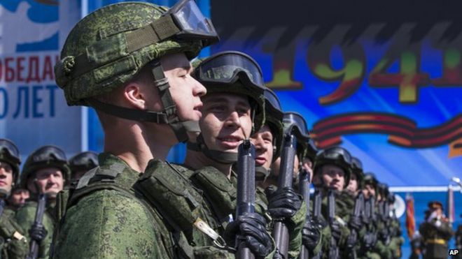 Российские солдаты маршируют во время Парада Победы в Москве