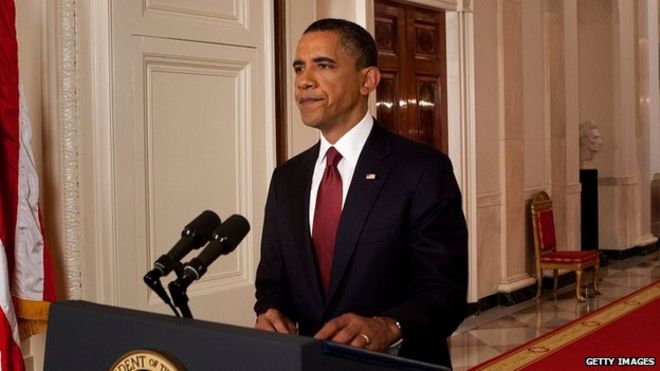 Президент Обама объявляет о смерти Усамы бен Ладена.