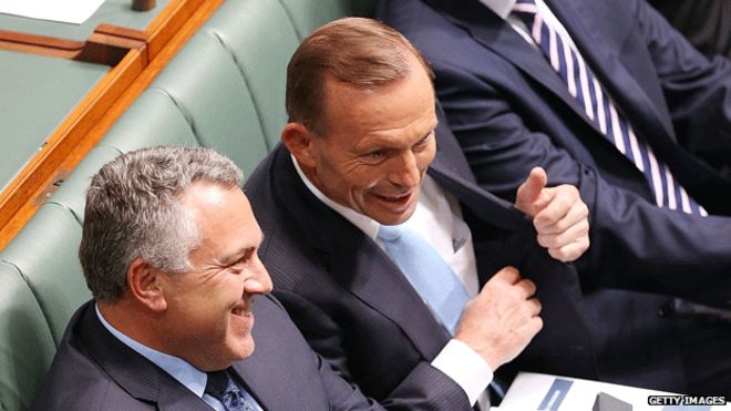 Премьер-министр Тони Эбботт (справа) и казначей Джо Хокки во время допроса в Палате представителей в здании парламента 9 февраля 2015 года в Канберре, Австралия