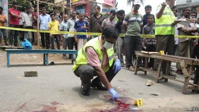 Полицейский проводит расследование в месте, где был убит бангладешский блогер Ананта Биджой Дас, в районе Нурани в Силхете, Бангладеш, 12 мая 2015 года.