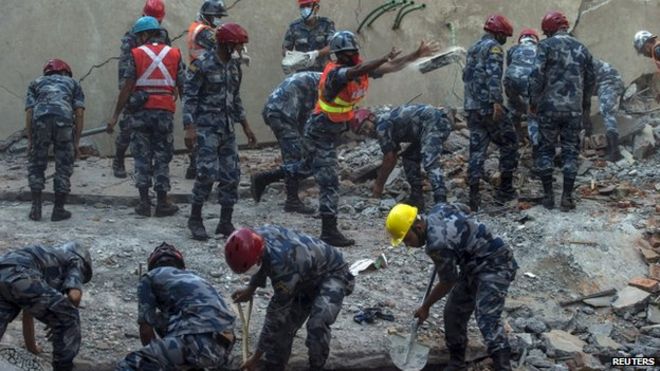 Спасатели работают на фоне последнего землетрясения в Катманду, 12 мая