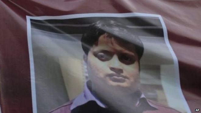 Бангладешские общественные деятели держат плакат с портретом блогера и автора Ананты Биджой Дас во время акции протеста против его убийства в Дакке, Бангладеш, во вторник, 12 мая 2015 года.