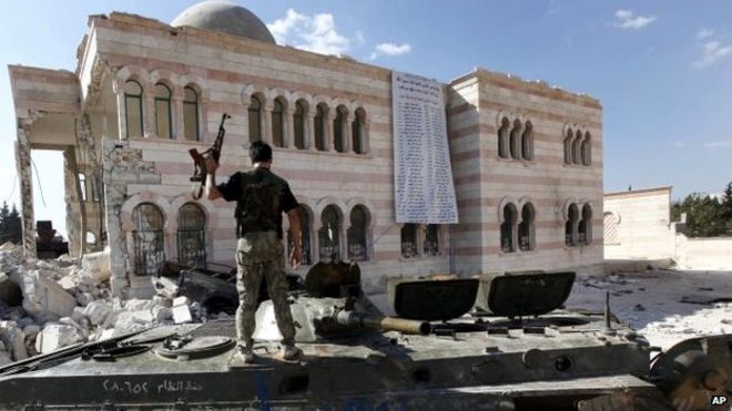 Солдат свободной сирийской армии на вершине танка в Азазе (05.05.15)