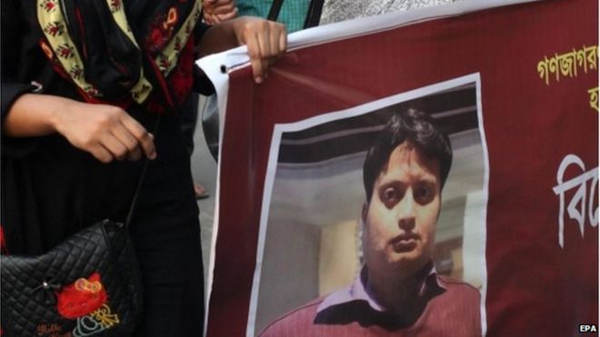 Плакат бангладешского блогера Ананты Биджой Дас, который держат активисты, протестующие против его убийства, в Дакке, Бангладеш, 12 мая 2015 года.
