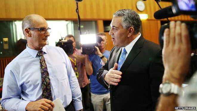 Австралийский казначей Джо Хоккей информирует СМИ о бюджете на 2015 год в Канберре