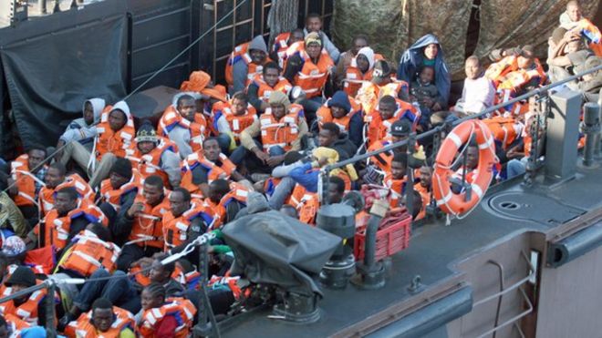 Мигранты везут в HMS Bulwark