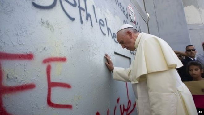 Папа Франциск касается стены, которая отделяет Израиль от Западного берега (25 мая 2014 года)