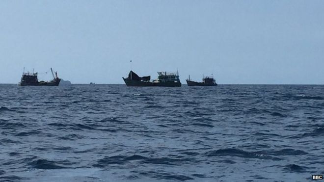 Лодка в окружении тайских рыбацких лодок