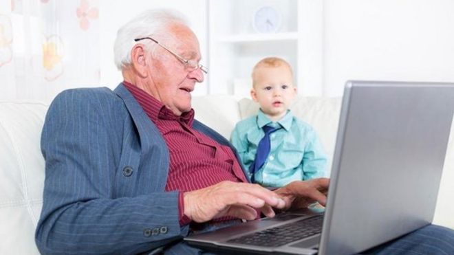 Старик с ноутбуком наблюдает за ребенком