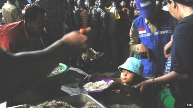 В основном, женщины и дети-мигранты из рохингья обслуживаются государственными служащими в провинции Ачех, Индонезия (14 мая 2015 года)