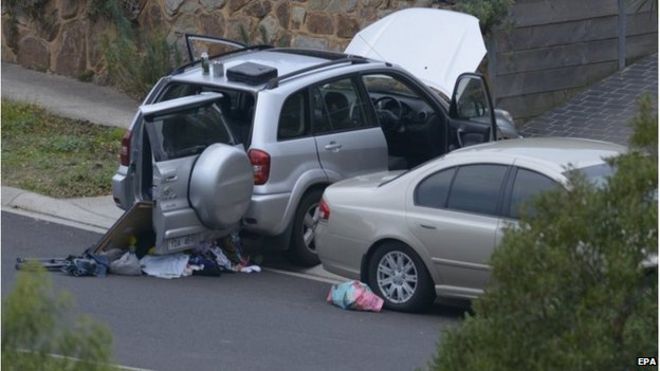 Cars are searched in Greenvale, Melbourne (8 May 2015)