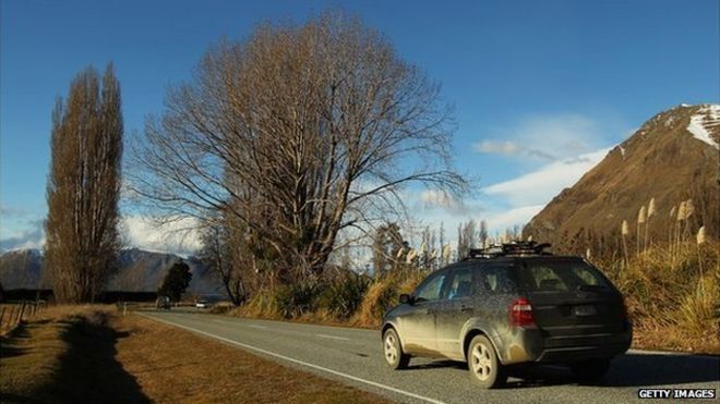 Автомобиль, едущий по дороге в Новой Зеландии