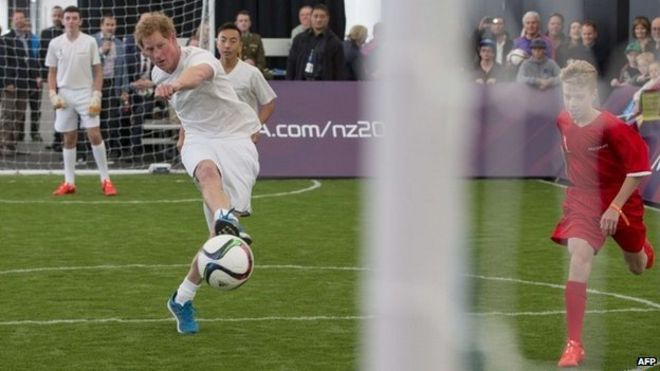 Принц Гарри забивает гол в футбольном матче в Новой Зеландии
