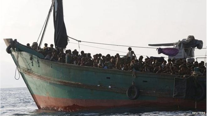 Мигранты на борту судна у острова Ко Липе, Таиланд (16 мая 2015 года)