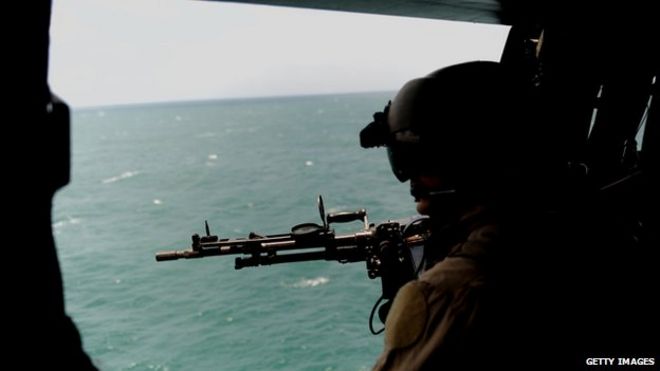 Вертолет целевой группы ЕС патрулирует у побережья Сомали в 2013 году