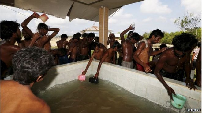 Мигранты из рохингья, прибывшие на лодке, принимают ванну во временном убежище в порту деревни Джулок в Кута Бинье, провинция Индонезия Ачех, 20 мая 2015 года.