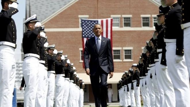 Президент США Барак Обама идет по кордону чести, когда прибывает на 134-е начальные учения Академии береговой охраны США в Нью-Лондоне, штат Коннектикут, 20 мая 2015 года.
