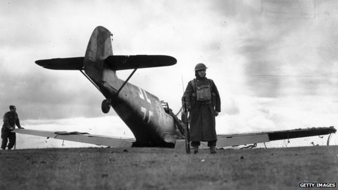 Британский солдат, охранявший немецкий истребитель Мессершмитт, который был перехвачен через Ла-Манш и сбит патрулем Spitfire, 27 октября 1940 г.