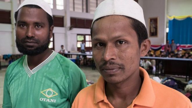 «Мы не хотим покидать свою родину», - сказал Мохаммад (справа) - мигрант из рохингья