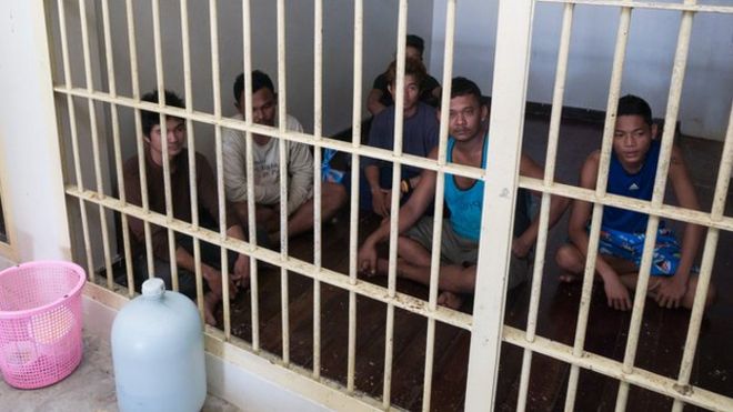 Охранники лагеря мигрантов заперты в полицейской камере