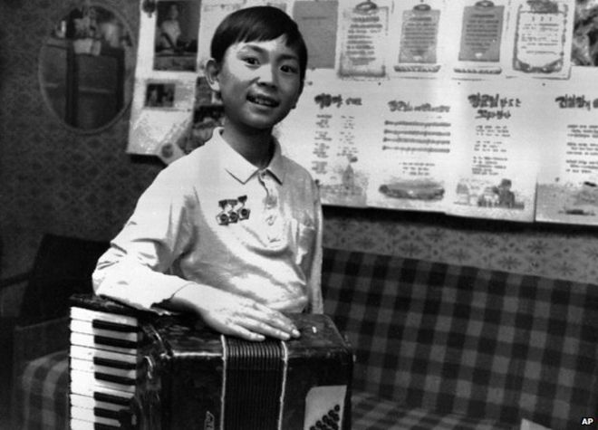 На фото, сделанном в июне 1998 года официальным корейским центральным информационным агентством Северной Кореи, распространяемым службой новостей Кореи Ким Чен Чулем в роли маленького ребенка