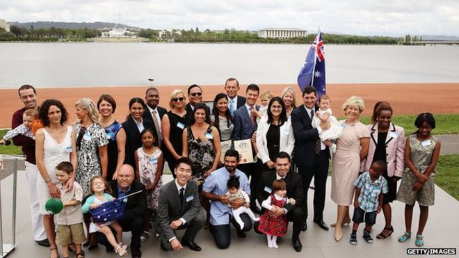 Новые австралийские граждане позируют с премьер-министром Тони Эбботтом в Канберре