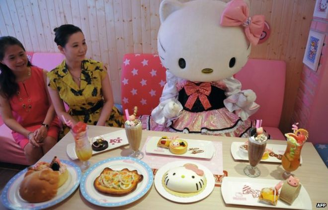 Кукла Hello Kitty позирует с блюдами в ресторане Hello Kitty Kitchen and Dining в Тайбэе 11 июля 2013 года