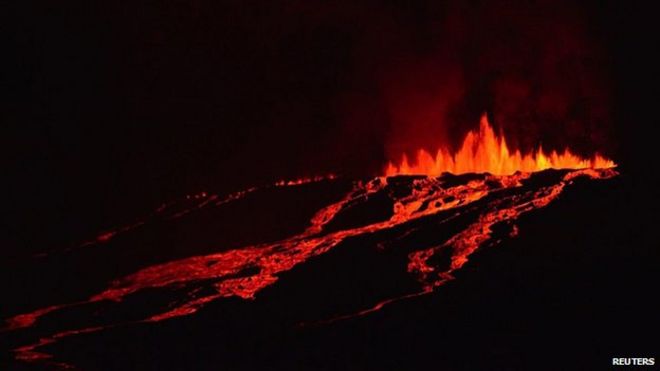 Вулкан Волк извергает дым и лаву на острове Изабела, 25 мая 2015 года